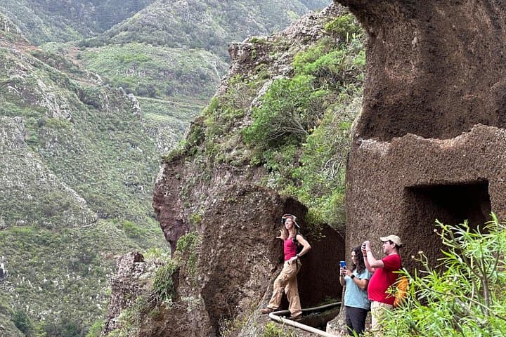 The hiking route can be completed in 2.5 hours, but it sometimes takes up to four hours because the stunning views encourage visitors to linger and take photos.